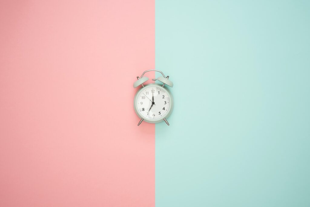 時計が色の分かれ目になっている